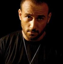 La Tarago’ Wa La Estislam: An Unlikely Hero