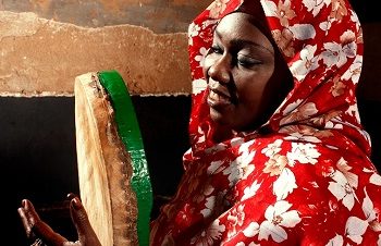 أغاني شعبية سودانية مع سلمى العسل في مكان