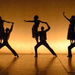 مهرجان وسط البلد للفنون المعاصرة: “برنامج الرقص في المدينة” أمام البورصة المصرية