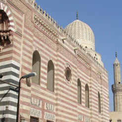 مسجد السيدة زينب: مكان شعبى وحالة أسطورية