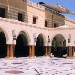 مسجد السيدة نفيسة: أم العواجز ونفيسة العلم