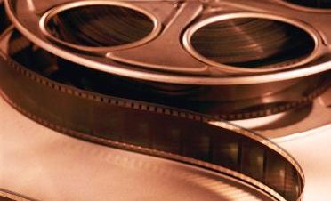 عرض فيلم “ثلاثة ألوان: أزرق/ الحرية – أبيض/ المساواة – أحمر/ الإخاء”بمركز كرمة بن هانئ