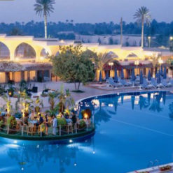 بيراميدز بارك ريزورت: حمام سباحة جيد على طريق مصر إسكندرية الصحراوي