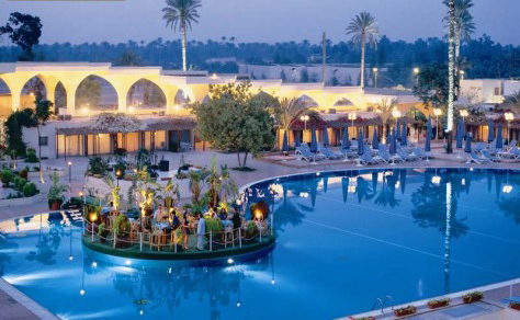 بيراميدز بارك ريزورت: حمام سباحة جيد على طريق مصر إسكندرية الصحراوي