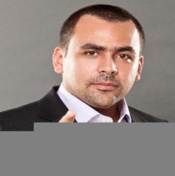لقاء مع الإعلامي يوسف الحسيني بساقية الصاوي