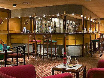 Corniche Bar: Gloomy Bar in Sofitel Maadi Towers