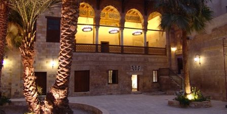 عرض مسرحية “الحارة” بقصر الأمير طاز