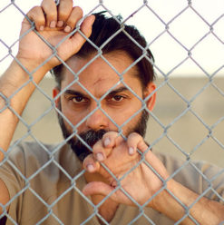 Camp X-Ray: السجن والسجان… والمسجون