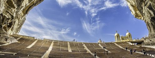 كنيسة القديس سمعان في المقطم.. جوهرة منورة في قلب منطقة الزبالين