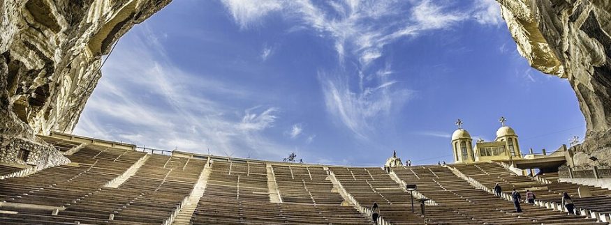 كنيسة القديس سمعان في المقطم.. جوهرة منورة في قلب منطقة الزبالين