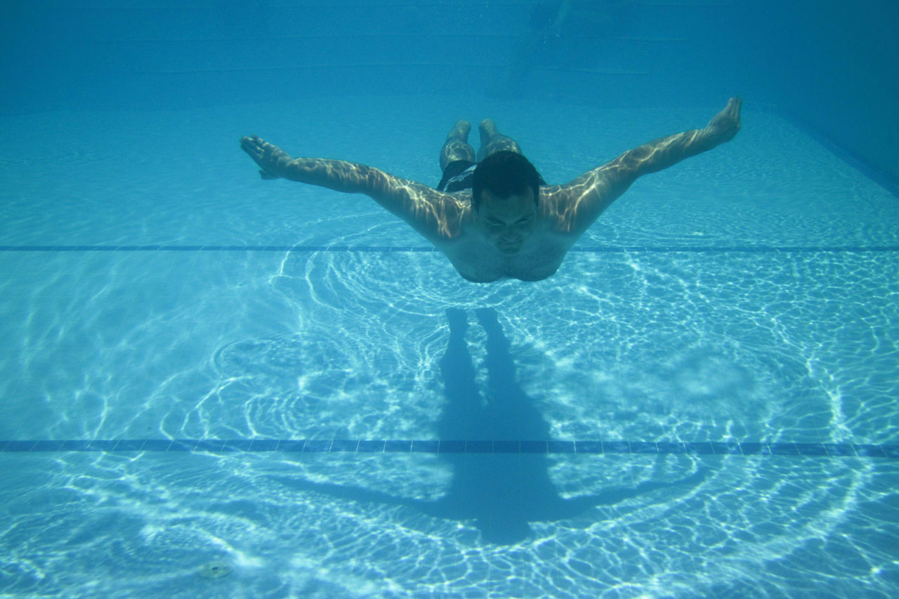 Go to swimming pool. Человек плывет в бассейне. Человек плывет. Бассейн под водой. Люди в бассейне.