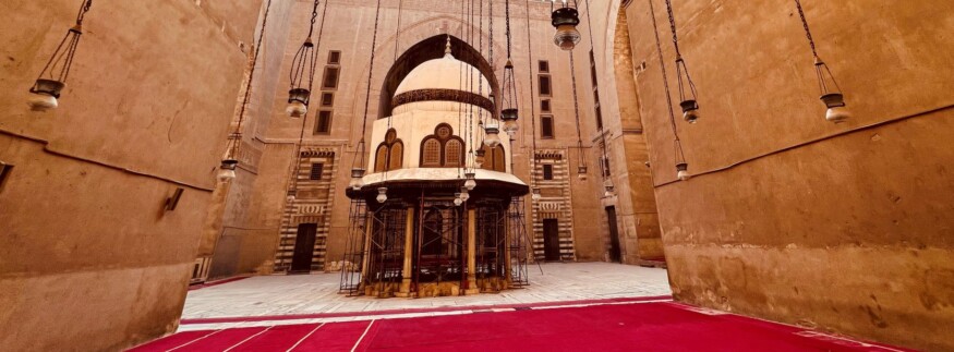 اخلع نعليك.. هنا مسجد السلطان حسن