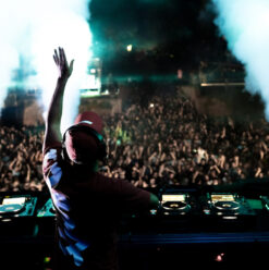 Weekend Guide: Richard Clayderman, Issa & Assouad, The Comedy Bunch & More!