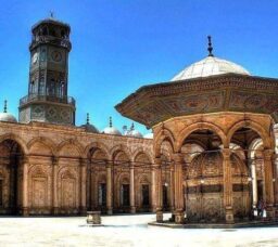 برج الساعة في مسجد محمد علي بالقلعة: القصة العجيبة للساعة الفرنسية العنيدة!