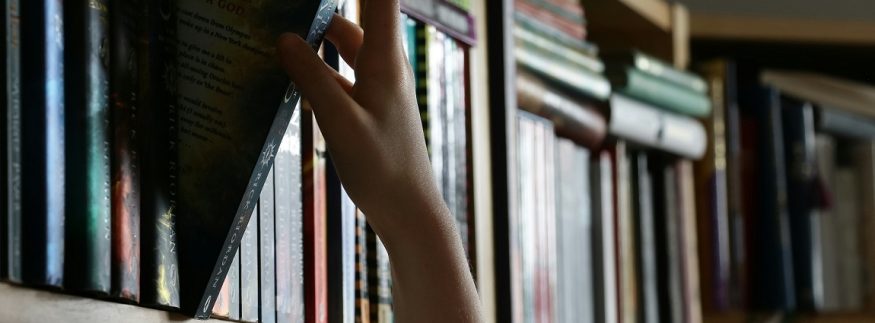 أفضل 5 مواقع لتوصيل الكتب لحد باب البيت!