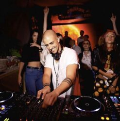 Weekend Guide: Dennis Cruz at Sol Beach Bar Marassi, Goom Gum at Masha’s Bay, & More!