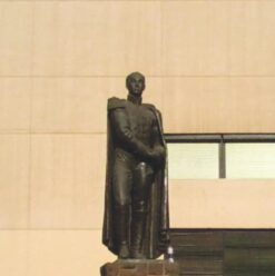 بعد شائعة سرقة سيفه.. رحلة للتعرف على تمثال سيمون بوليفار بوسط القاهرة