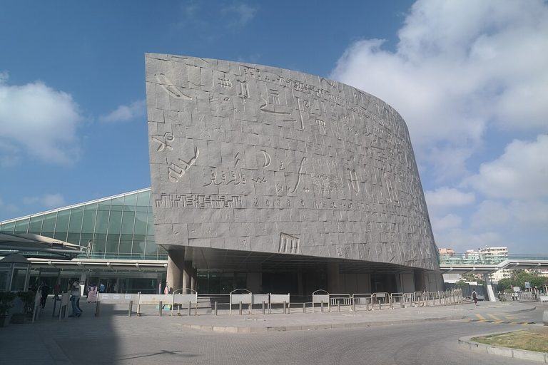 Curated visual reference: Visual Reference: From Pyramids To Modern Towers How Leaders Influenced Architectural