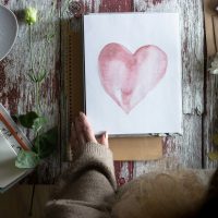 هدايا من القلب.. 5 أفكار بسيطة تخلي عيد الأم أحلى من أي هدية!