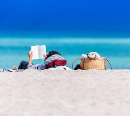 4 كتب ممتعة للصيف.. من أسرار أغاني عبد الحليم حافظ إلى أفكار نجيب محفوظ عن الكتابة