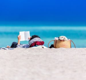 4 كتب ممتعة للصيف.. من أسرار أغاني عبد الحليم حافظ إلى أفكار نجيب محفوظ عن الكتابة