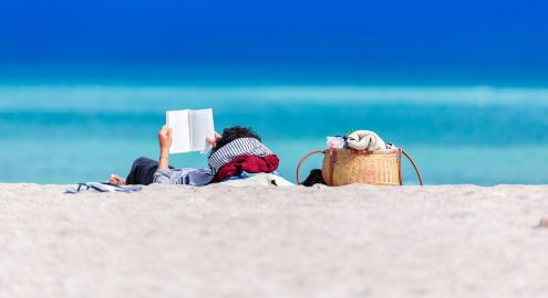 4 كتب ممتعة للصيف.. من أسرار أغاني عبد الحليم حافظ إلى أفكار نجيب محفوظ عن الكتابة