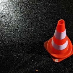 هل ممكن تكنولوجيا بسيطة تنقذ أرواحنا؟ رائد أعمال مصري يقترح نظام ذكي للحد من حوادث الطرق