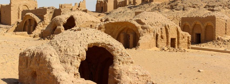 واحة مليانة آثار وكنوز.. اكتشف ليه “الخارجة” لازم تكون على خريطة رحلاتك الجاية!