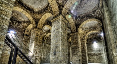 سر الصهريج العملاق تحت جامع سليمان أغا السلحدار في شارع المعز