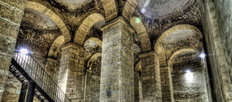 سر الصهريج العملاق تحت جامع سليمان أغا السلحدار في شارع المعز