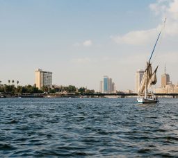 دليلك لزيارة وسط البلد في القاهرة 2026: أهم المعالم والمطاعم وأماكن الثقافة والفن