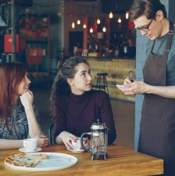 جربنا تطبيق Timeleft.. مغامرة أكل مع ناس غريبة في قلب القاهرة!