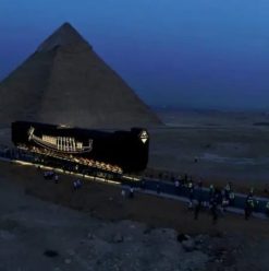 قصة مركب الشمس في المتحف المصري الكبير: من عرش الخلود إلى أعظم قاعة عرض في الجيزة