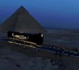 قصة مركب الشمس في المتحف المصري الكبير: من عرش الخلود إلى أعظم قاعة عرض في الجيزة