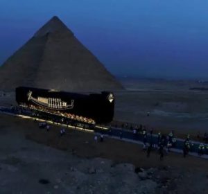 قصة مركب الشمس في المتحف المصري الكبير: من عرش الخلود إلى أعظم قاعة عرض في الجيزة