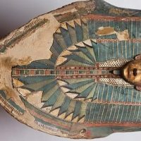 قناع الكارتوناج الجنائزي.. سر البعث والخلود في المتحف المصري الكبير