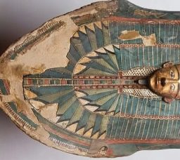 قناع الكارتوناج الجنائزي.. سر البعث والخلود في المتحف المصري الكبير