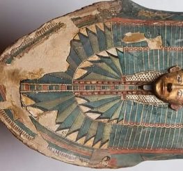 قناع الكارتوناج الجنائزي.. سر البعث والخلود في المتحف المصري الكبير