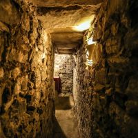 القاهرة اللي تحت الأرض: رحلة جوه السراديب والخزانات وبدروم المتحف المصري في التحرير