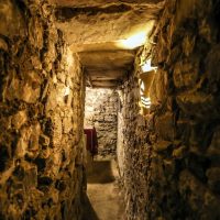 القاهرة اللي تحت الأرض: رحلة جوه السراديب والخزانات وبدروم المتحف المصري في التحرير