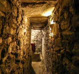 القاهرة اللي تحت الأرض: رحلة جوه السراديب والخزانات وبدروم المتحف المصري في التحرير