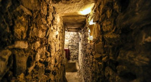 القاهرة اللي تحت الأرض: رحلة جوه السراديب والخزانات وبدروم المتحف المصري في التحرير