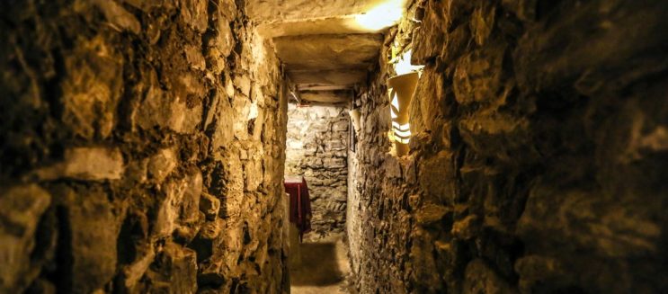 القاهرة اللي تحت الأرض: رحلة جوه السراديب والخزانات وبدروم المتحف المصري في التحرير