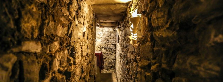 القاهرة اللي تحت الأرض: رحلة جوه السراديب والخزانات وبدروم المتحف المصري في التحرير