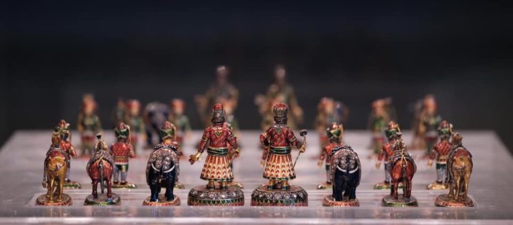 شطرنج الملك فاروق في متحف المجوهرات الملكية: قطعة نادرة من الذهب والماس لا تقدر بثمن