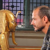 القناع الذهبي لبسوسنس الأول يتألق من جديد في المتحف المصري بالتحرير: صور مذهلة بعد الترميم