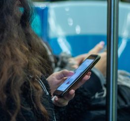 كتب مجانية وأنت في مترو القاهرة.. كل اللي محتاج تعرفه عن تطبيق كتاب من وزارة الثقافة 2026