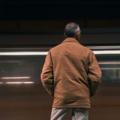 وأنت مستني القطار.. اسمع النقشبندي على رصيف مترو القاهرة