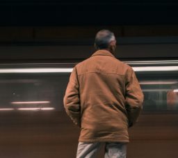 وأنت مستني القطار.. اسمع النقشبندي على رصيف مترو القاهرة