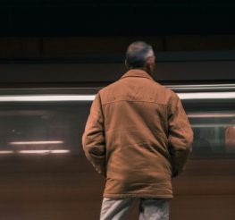 وأنت مستني القطار.. اسمع النقشبندي على رصيف مترو القاهرة